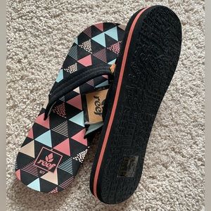 New Reef/Billabong sandals! Size 6/7! Great condition.
